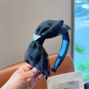 配包装 Prada 普拉达 新款潮流波点斜角款发箍。气质女神必备单品，非常百搭，时尚潮流！