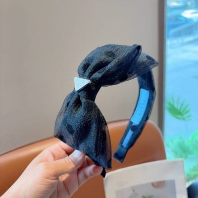 配包装 Prada 普拉达 新款潮流波点斜角款发箍。气质女神必备单品，非常百搭，时尚潮流！