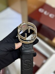 互扣式双G以亮光调配件亮眼呈现，致敬品牌悠久传承。这款腰带以黑色Gg Supreme帆布匠心打造。 黑色Gg Supreme帆布 黑色皮滚边 本款腰带适用低腰和