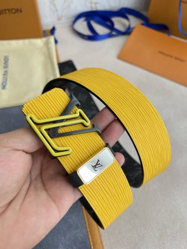 品名： Lv..路易..威登腰带皮带原单 型号：挂扣，经典纯钢材质挂扣，头层牛皮，图片实物拍摄 材料：头层牛皮，挂扣系列，纯钢材质扣头，钯镀电镀工艺永不掉色。原