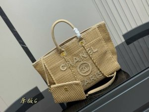 无盒 香奈儿 编织沙滩包 Chanel 挖到宝了！这只沙滩编织包用的是日本进口拉菲草，比普通 Pp 草高级太多，质感和正品没差～线条流畅得像被海风磨过，背去沙滩