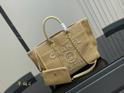 无盒 香奈儿 编织沙滩包 Chanel 挖到宝了！这只沙滩编织包用的是日本进口拉菲草，比普通 Pp 草高级太多，质感和正品没差～线条流畅得像被海风磨过，背去沙滩