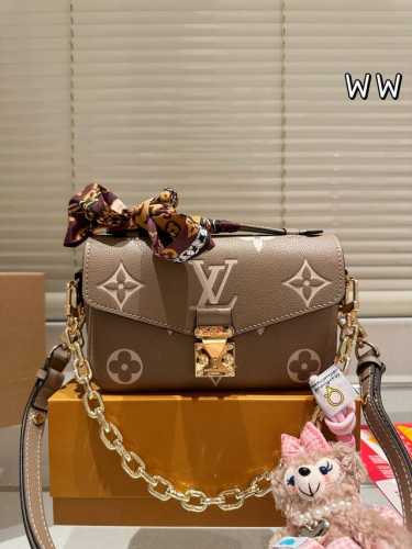 配丝巾 配挂件 Lv Pochette Metis East West Mini 新款邮差包 Lv邮差包老花手提单肩斜挎包，优雅低调的外形设计和宽敞的包身更加入