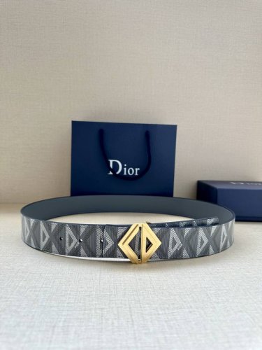 特 宽度4.0Cm 这款腰带扣采用全新的 Cd Diamond 标志造型，以不锈钢金属覆层精心打造。可与各式 40 毫米腰带搭配，打造个性造型。