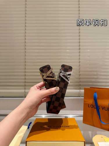 钢扣 高版本！腰带 Lv牛皮皮带～热门款 男女通用皮带里面最火的版本啦～质量很好 全套包装！五金绝对不褪色 皮带头和专柜一样的哦～ 配礼盒手提袋发票