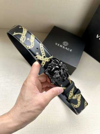 特 宽度4.0Cm Versace 范思哲 此款Palazzo腰带采用牛皮革面料制作，并饰有Le Pop Classique图案印花和标志性的旋转尾夹 美杜莎五 - 点击图像关闭