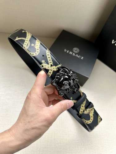 特 宽度4.0Cm Versace 范思哲 此款Palazzo腰带采用牛皮革面料制作，并饰有Le Pop Classique图案印花和标志性的旋转尾夹 美杜莎五