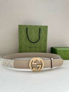 特 宽度4.0 Cm Gg Marmont系列每一季都会推陈出新，为灵感源于70年代的标志性原版Gg6.0Cm钢扣配件注入现代精髓。这款头层牛皮腰带 给你带来更