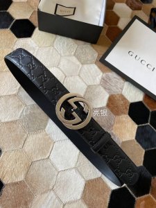 原单品质 Gucci 古驰男款互扣式双G金属扣腰带，采用热压技术的Gucci Signature真皮精制而成，触感厚实，印花图案清晰分明。4厘米 6563720