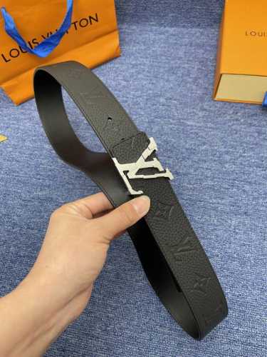 品牌Lv 4.0Cm 特 描述这款饰有Lv带扣的腰带配以水牛皮衬里，覆以Monogram 牛皮。展现细腻的品牌特质，是牛仔裤的理想配件 Lv字母带扣 Monog