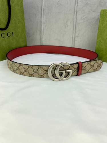 宽度4.0Cm Gucci 双面腰带，一侧为gg Supreme帆布，反面一侧为枣红色头层小牛皮。配以互扣式双g带扣。