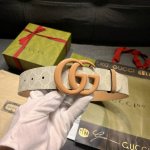古奇 宽4.0Cm 新款 典藏细节与现代元素为gucci新推系列增添吸睛亮点。巧妙融入经典字母交织造型配件，以此致敬品牌创始人guccio Gucci先生。这款