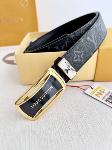品名：Lv..路易..威登 腰带原单自动带 皮带 型号：自动扣，纯钢材质自动扣，头层牛皮自动带身，实物拍摄 材料：百分百头层牛皮，保证真皮。24K纯钢扣，永不掉
