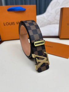 精品4.0纯钢经典拉丝扣 批￥ 配全套包装 品牌：L V海外原单 扣头材质：精品实心钢扣 带身材质正面：40Mm宽度采用双面进口原版皮腰带，真空电镀五金扣头实物