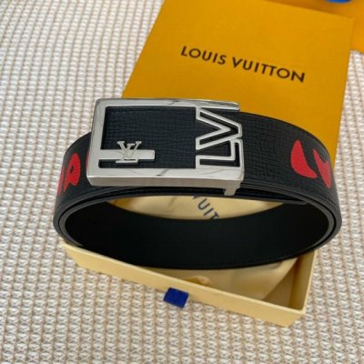 寬40Mm 同步新款！Lv Shape雙面腰帶以全新togo荔枝紋小牛皮 壓花絲印而成的藍色大logo圖案 搭配亮光lv Shape搭扣 外形時尚.正裝和便裝皆