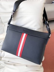 精品货 巴利男士新款时尚挎包，经典大Logo标志性织带配防水面料，牛皮配饰. 款号：810，尺寸：31X21X4Cm ，精品品质