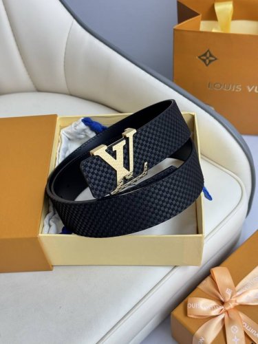特 Lv 奢华款现代 饰以雅致大方的标志性 柔软结实的皮带 可搭配从礼服到休闲装各种服饰 宽度4.0Cm