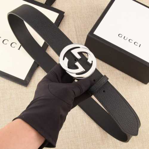 宽度4.0Cm Gucci 小牛皮腰带采用热压制作，以获得野猪皮效果，营造织纹外观。饰以标志双 G 带扣 黑色皮革黄铜金属配件