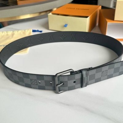 圖片包裝10 寬度：40Mm Lv Pyrmide Truck L Oeii雙面腰帶 原廠帆布黑格面料 搭配進口小牛皮壓有黑色格子紋 針扣式搭扣 低調百搭款！