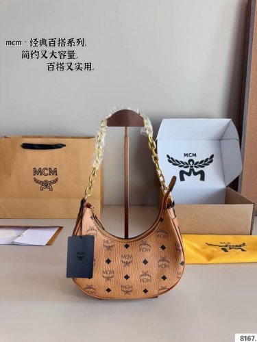 配礼盒. Mc 月牙腋下包 好看的新款包包当然要第一时间分享出来啦 Mcm新品月牙包到货啦，包型真的绝绝子 腋下 手提 单肩 斜挎一款多功能一体的包包 加上Mc