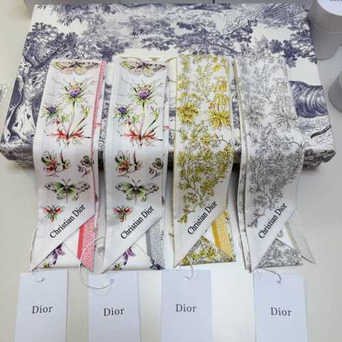 官方同步新款 迪奥飘带 发带 这款 Mitzah 丝巾采用桑蚕丝斜纹面料精心制作，饰以彼得罗 鲁福 Pietro Ruffo 设计的多色 Millefiori