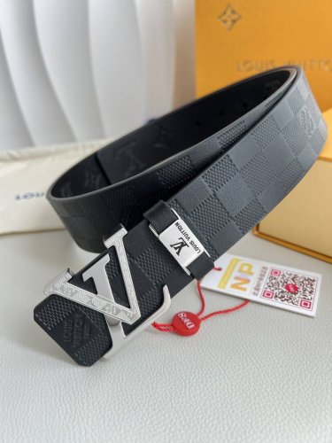 品名： Lv..路易..威登腰带皮带原单 型号：挂扣，经典纯钢材质字母挂扣，头层牛皮，图片实物拍摄 材料：头层牛皮，挂扣系列，纯钢材质扣头，钯镀电镀工艺永不掉色