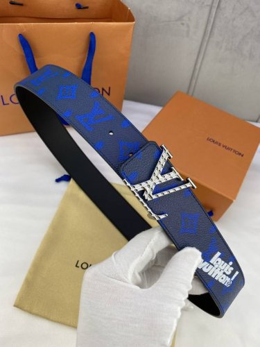 特 4.0宽 Initiales Everyday 双面腰带令 Louis Vuitton 标识加入经典 Monogram 图案，再以丝滑小牛皮演绎沉稳一面，搭
