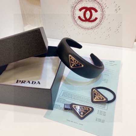 特 爆款 三件套 配专柜包装Prada 普拉达 发箍、发圈、发夹 三件套 可分开搭配 经典Logo 非常洋气 百搭，非常飒的一套 名媛必入！ - 点击图像关闭