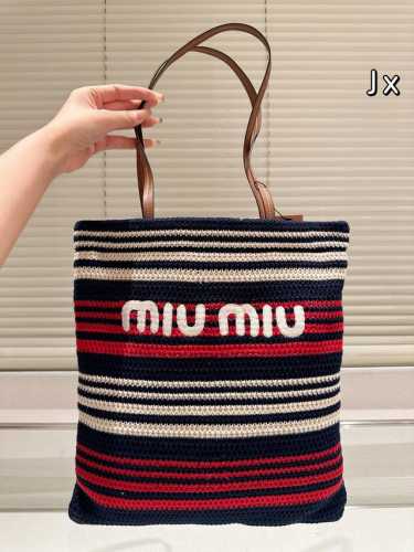 Size :小号32.40 Miumiu夏日限定沙滩包 草编系列新品 当然这个色彩是最吸引 蓝色杏色搭配 是夏天的颜色哦！