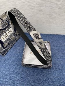 Di~Or这款金属覆层黄铜腰带扣采用“Cd”标志点缀，经典元素呈现全新风采。设计精巧，提升格调，打造优雅精致的造型。宽35Mm