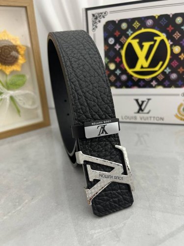 品名：Lv..路易..威登原单 材质：原单牛皮腰带 百分百头层牛皮腰带保证真皮，24K纯钢扣，专柜原单品质、做工精细，时尚大牌，送人自用首选 包装： 请认准如图