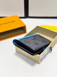 颜色 灰尺寸 11X7.5Coin 卡夹 由路易威登标志性的黑色Taiga皮革裁制而成的Coin卡夹，外观纤秀利落，安全存放零钱钞票的理想之选。内设多个信用卡插