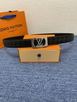 品牌：驴牌 Lv新款进口小牛皮，手感细腻柔软。搭配纯钢自动精品钢扣，男士必备！宽度：3.5Cm
