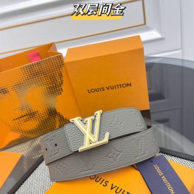 Lv Dimension 双面腰带将创意传承与华美街头风范共冶一炉，彰显创意总监 Pharrell Williams 的时尚远见。Monogram 帆布铺陈外层