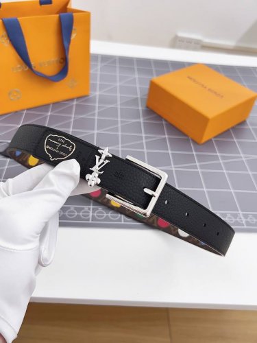 寬：3.0 驢家新品 特別限定女士腰帶 帶身帆布面襯托荔枝紋牛皮 全新針扣設計搭扣以全新花朵金屬打造 佩以與同色三款圖案效果. 多色選
