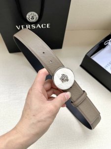 宽度4.0Cm Versace 范思哲 此款两面牛皮腰带的搭扣饰有品牌标志性的金 银色镜面光Virtus五金配件。