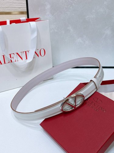 Vlogo Signature搭扣 黄铜金属、可双面佩戴小牛皮腰带 -外层金属质感小牛皮 -起鼓小牛皮 -宽度：3厘米