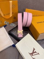特 Lv女款腰带 全套包装 本款 3.0Cm Lv Initiales 双面腰带以经典之姿成就两式风尚：Monogram 帆布传递闲适惬意，粒面牛皮革流露雅致格