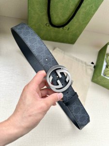 特 P160 宽度3.8Cm Gg Marmont系列每一季都会推陈出新，为灵感源于70年代的标志性双G搭扣注入现代精髓。这款黑色 米色和乌木色Gg Supre