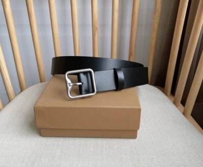 新款 Burberry 巴宝莉专柜同步上新 意大利精制腰带 选用光滑小牛皮面料打造 搭配镀钯金B字型扣环 宽:3.5Cm 精致优雅简单大方
