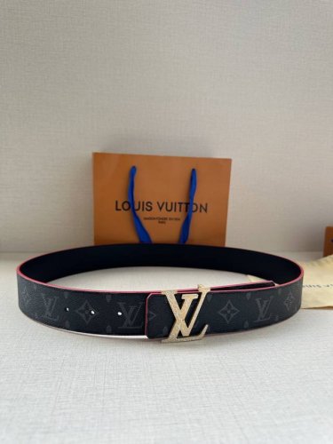 特 Lv Broken 双面腰带令 Lv 字母搭扣呈现锯齿状边缘，与腰带的边染色彩互为映衬。Monogram 图案帆布和牛皮革提供两式格调。