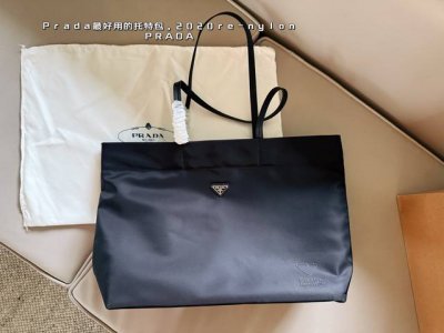 无盒 复刻版 Size：40*35Cm Prad Tote包 购物袋 专用的尼龙面料！ 轻便！舒服！实用性超强！ 又是一颗永久不过时的购物袋