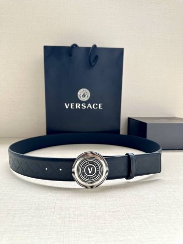 特 宽度3.8cm VERSACE JEANS COUTURE 牛皮革V-EMBLEM板扣式皮带、饰有La Greca彰显个性设计。该铆钉腰带饰有La Grec