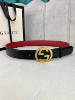 宽度4.0Cm Gucci 互扣式双g带扣，源自品牌现代风格典藏设计，经过重新诠释而别具新意。呈现于纤细的皮革腰带之上。