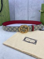 特 宽度4.0Cm Gucci 双面腰带，一侧为gg Su E帆布，反面一侧为枣红色头层小牛皮。配以互扣式双g钢扣采用真空电镀 厚度6.0Mm