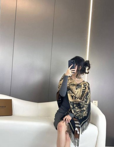 高品质 2025Bur战马骑士双面披肩，各种好看，被誉为Burberry今年最美的款，最经典的提花战马徽标最美的经典焦糖配色披肩，精制围巾，选用提花精纺羊绒面料