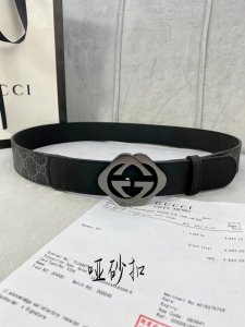宽度4.0Cm Gucci 这款腰带在早秋系列中惊艳亮相，采用以标志性米色 乌木色组合呈现的品牌双G字母交织图案，与黑色皮革材质相得益彰。双G菱形砂扣采用做旧效