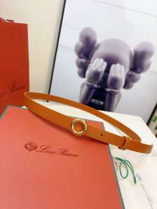 诺悠翩雅这款腰带以独特圆形搭扣彰显 Loro Piana 金属箍的优雅曲线。用于制作腰带的小牛皮具有细腻而饱满的纹理，经过手工处理，呈现出更清晰的粒面与温润自然