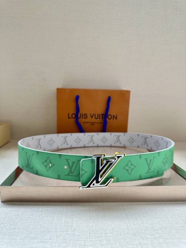 特 本款 4.0宽 Lv Initials 双面腰带展现经典Monogram 帆布的缤纷演绎，以 Lv 字母搭扣彰显瞩目风范，可为经典或休闲造型注入摩登新意