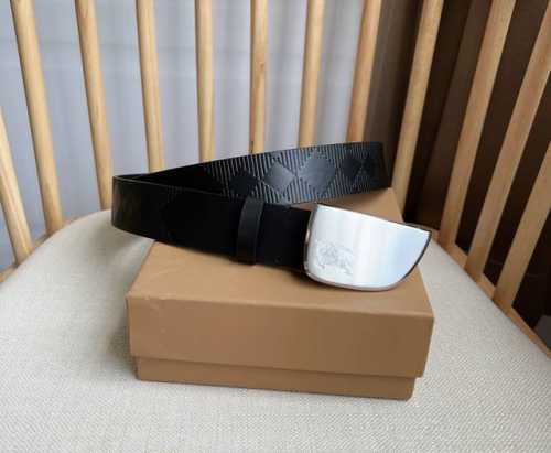 新款 Burberry 巴宝莉专柜同步上新 意大利制腰带 选用粒纹小牛皮面料打造 搭配镀钯金扣环 镌刻马术骑士徽标 宽:3.5Cm 精致优雅
